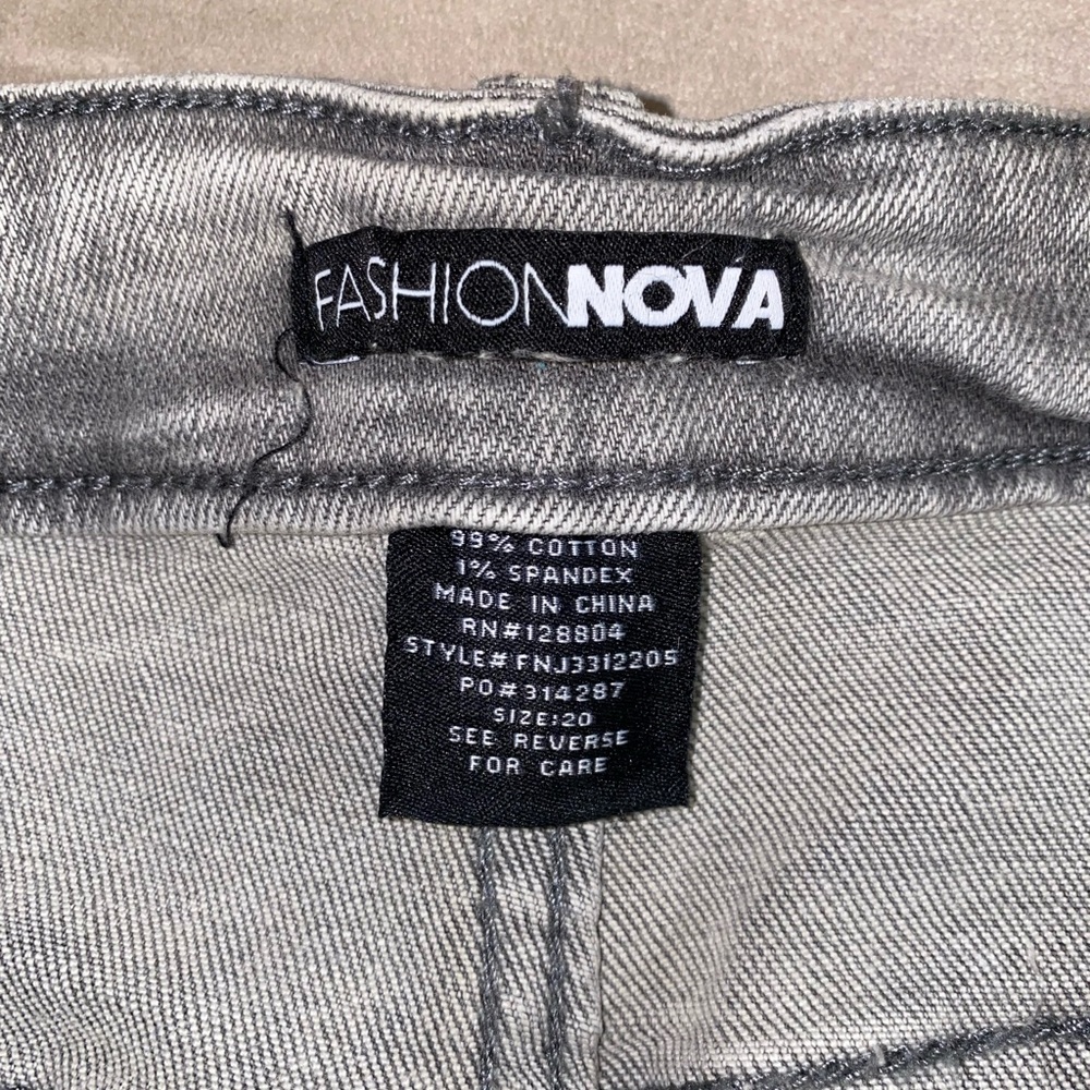 Women’s Fashion Nova (curve) light grey distressed denim jeans. Sz: 20 - Picture 4 of 8